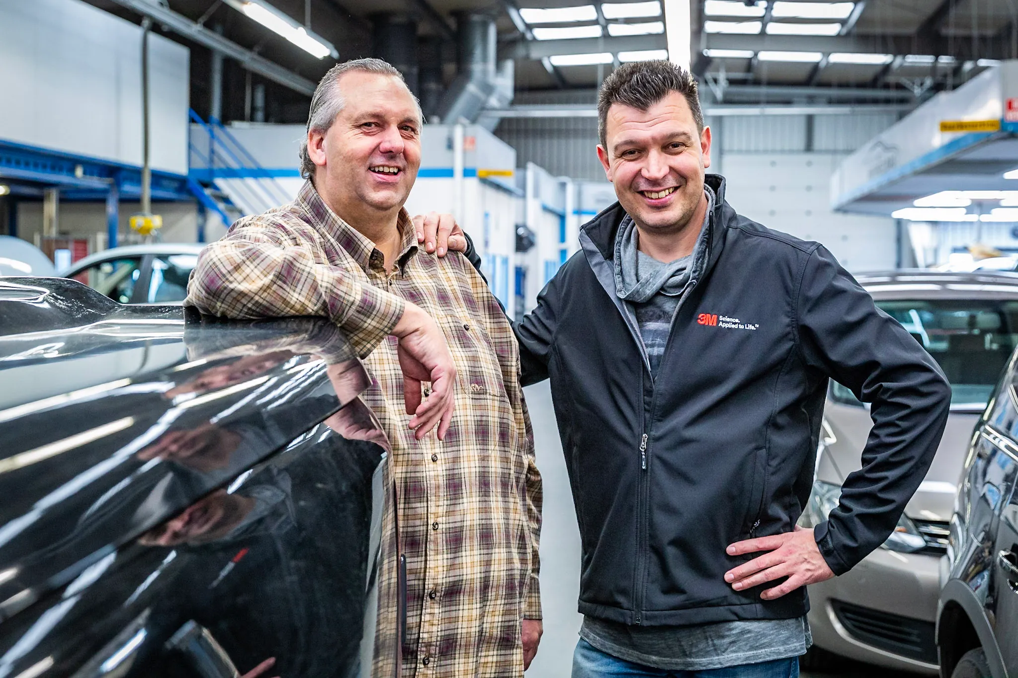 Schade-expert inspecteert autoschade