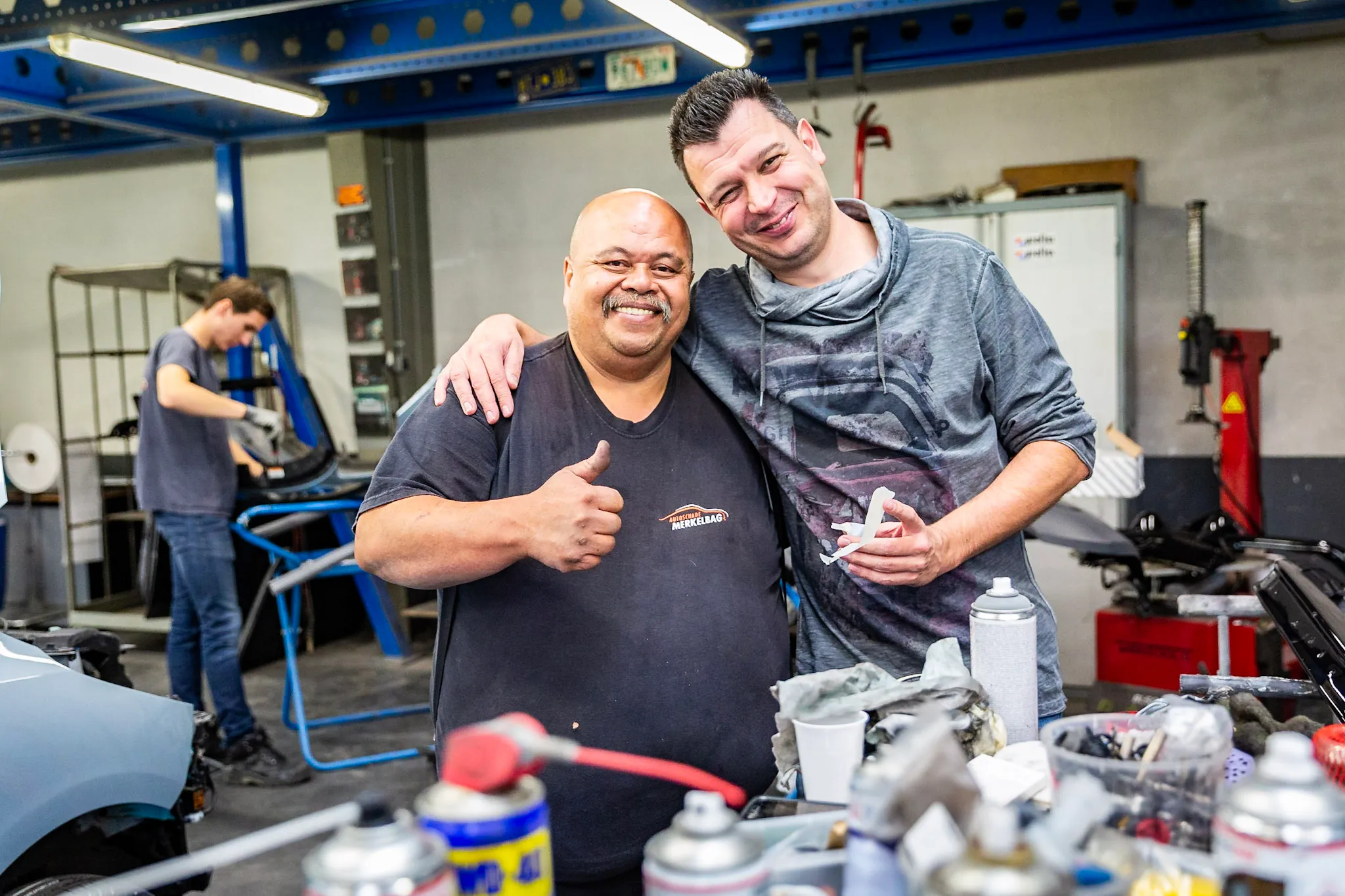 Collegas samen aan het werk in de werkplaats