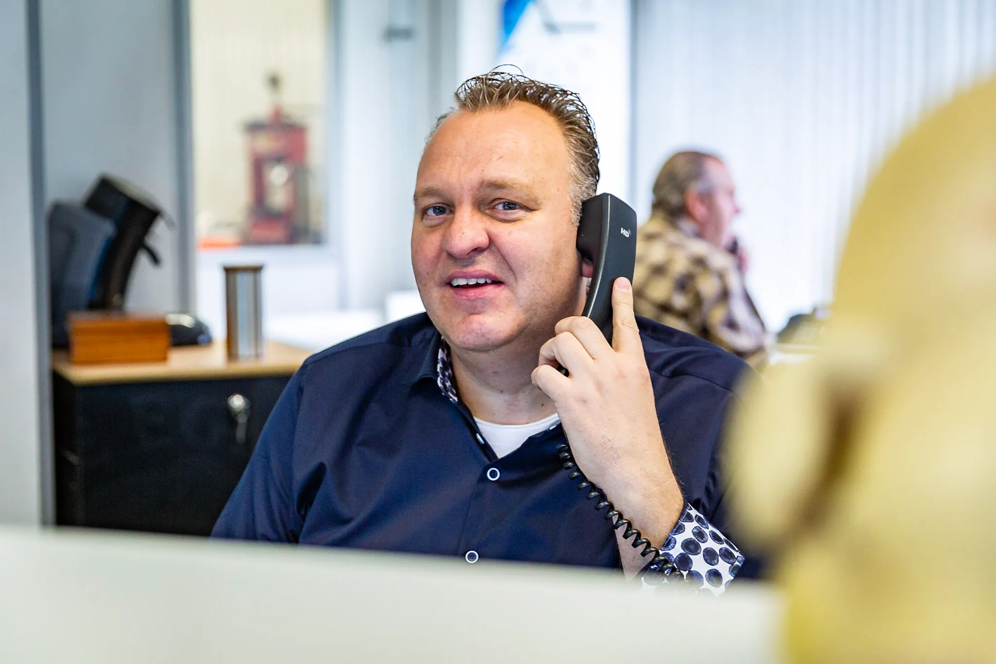 Medewerker van Autoschade Merkelbag aan de telefoon