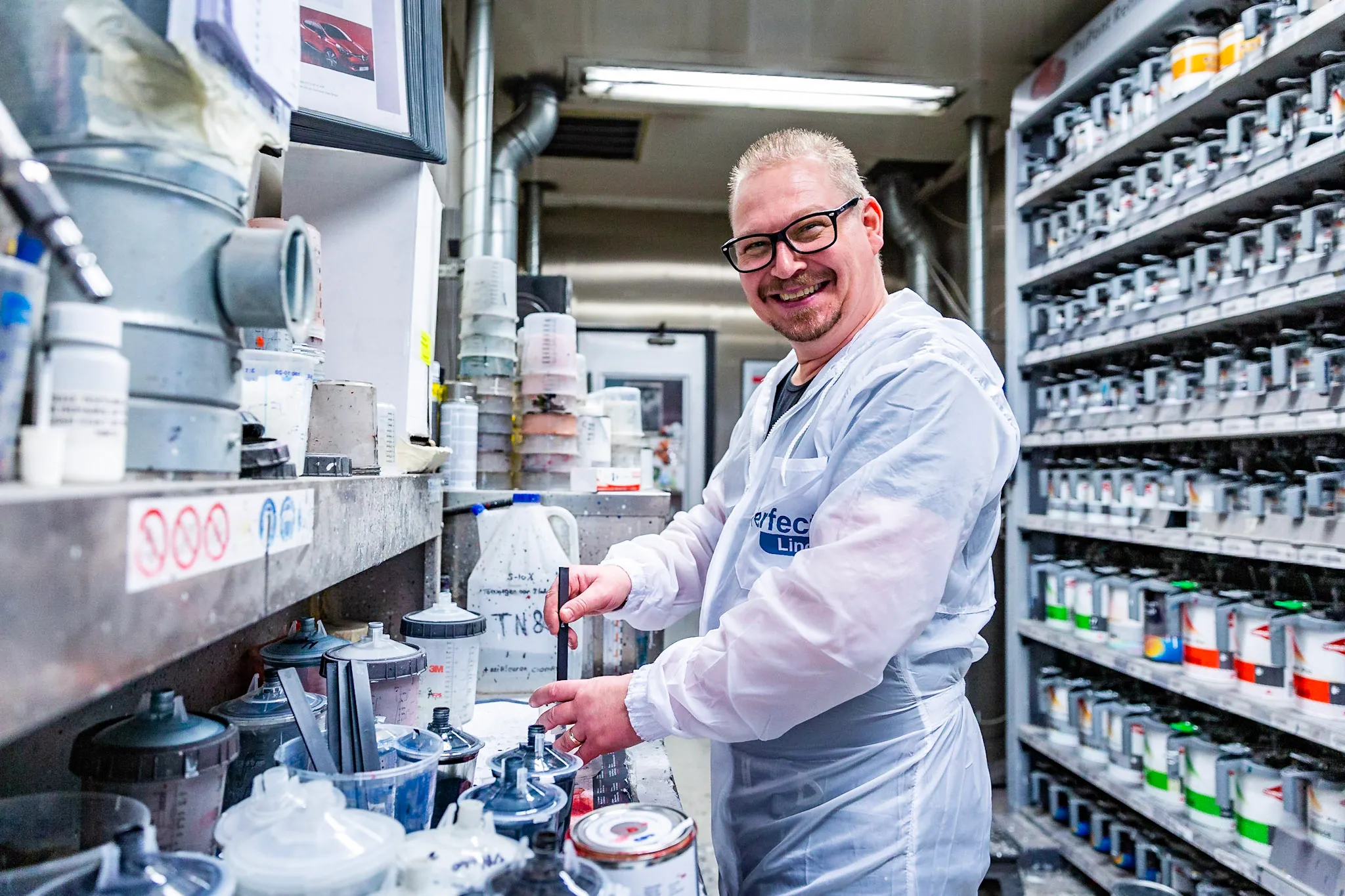 Lakspecialist mengt verf voor een nauwkeurige kleurmatch