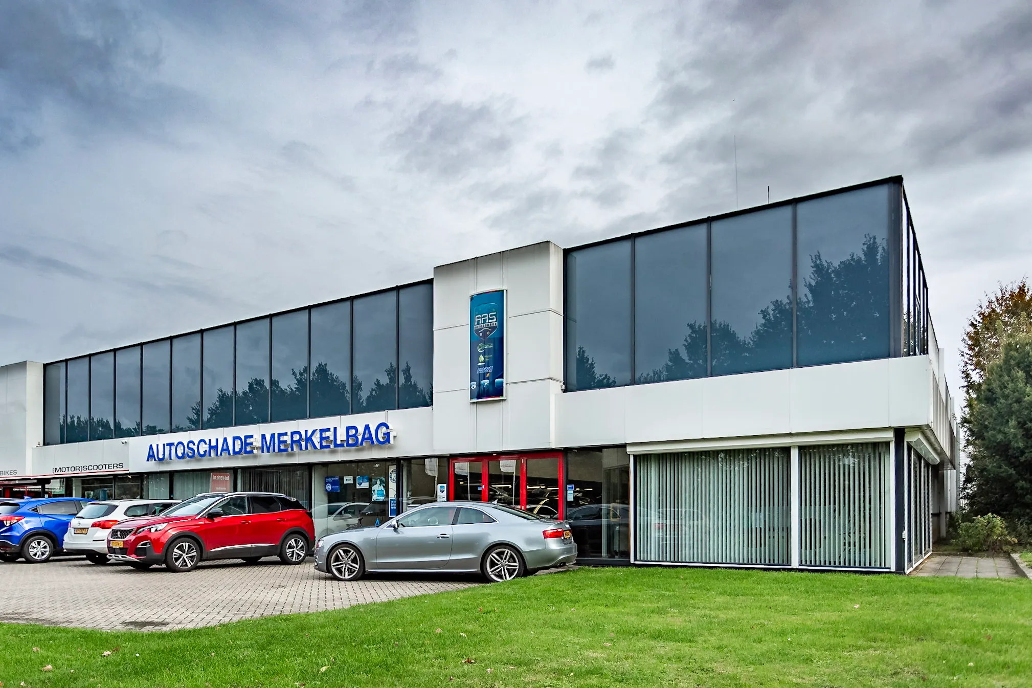 Het pand van Autoschade Merkelbag op het Autoparc in Maastricht