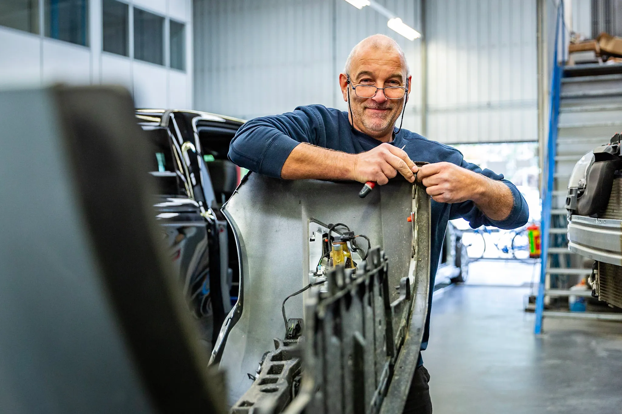 Monteur voert een carrosseriereparatie uit