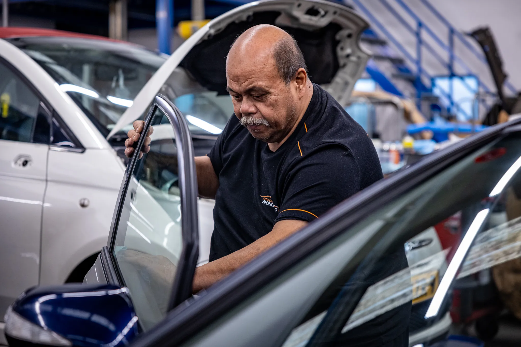 Monteur aan het afwerken van een autodeur