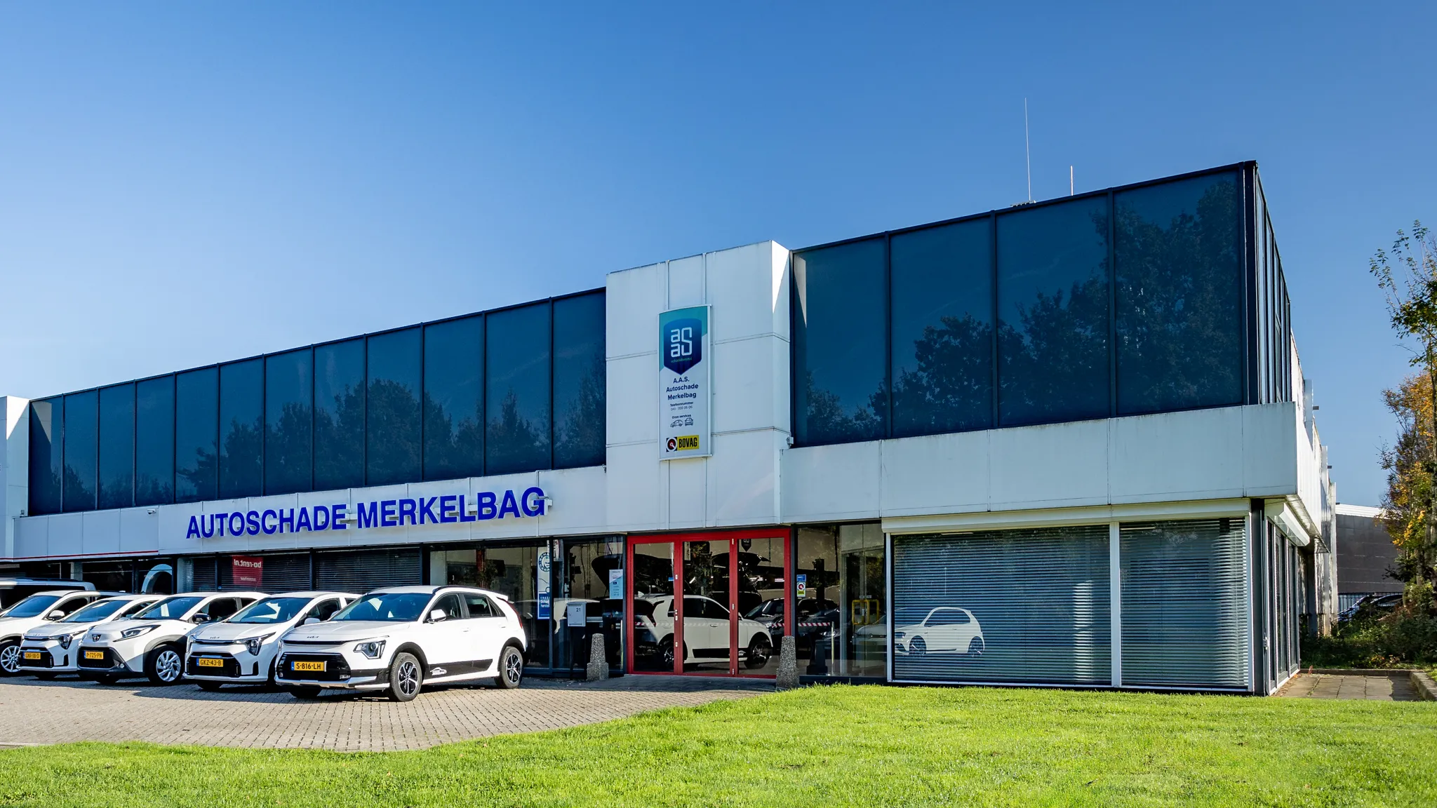 Het pand van Autoschade Merkelbag op het Autoparc in Maastricht