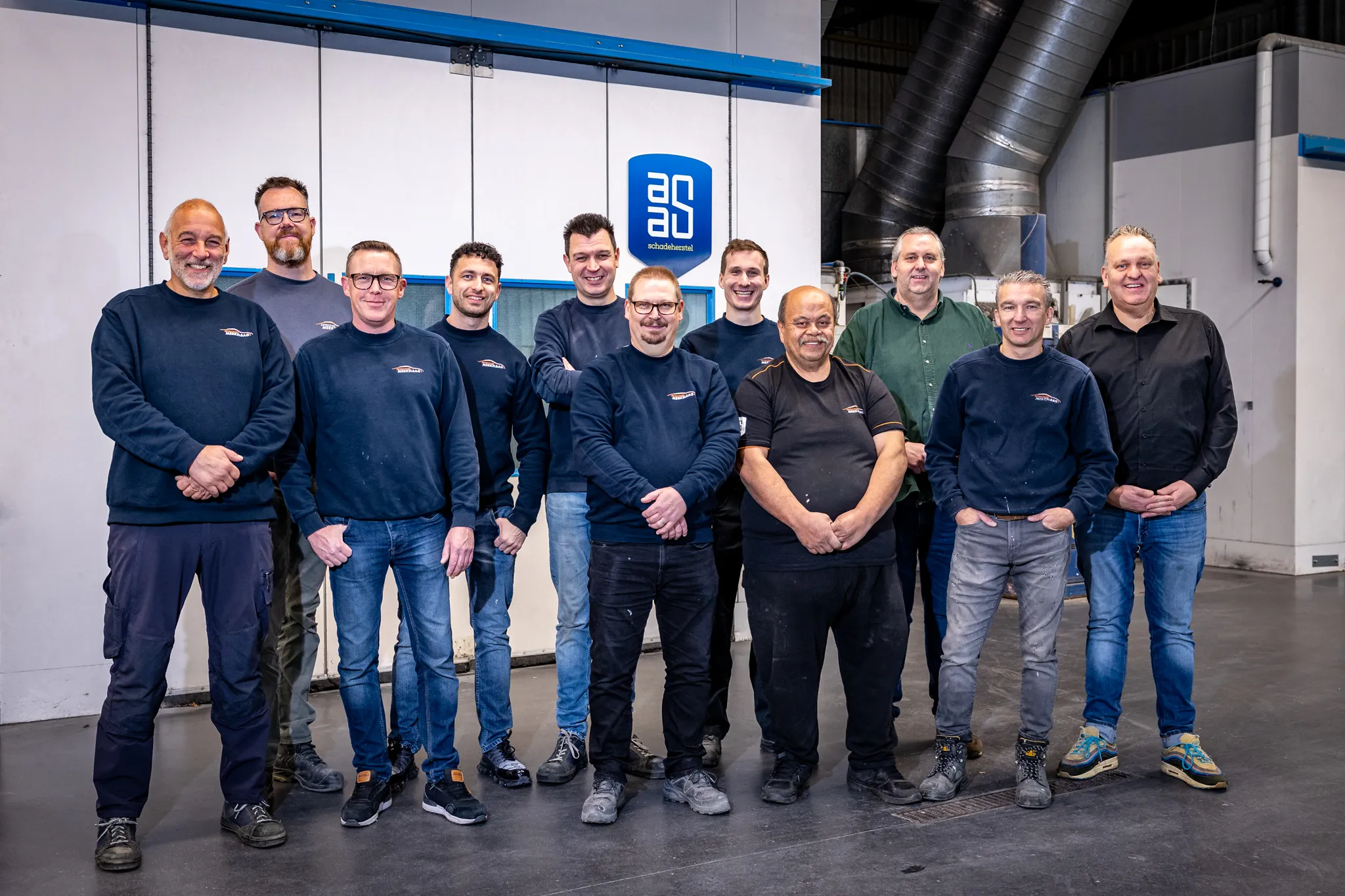 Het team van autoschadebedrijf Merkelbag in de werkplaats in Maastricht